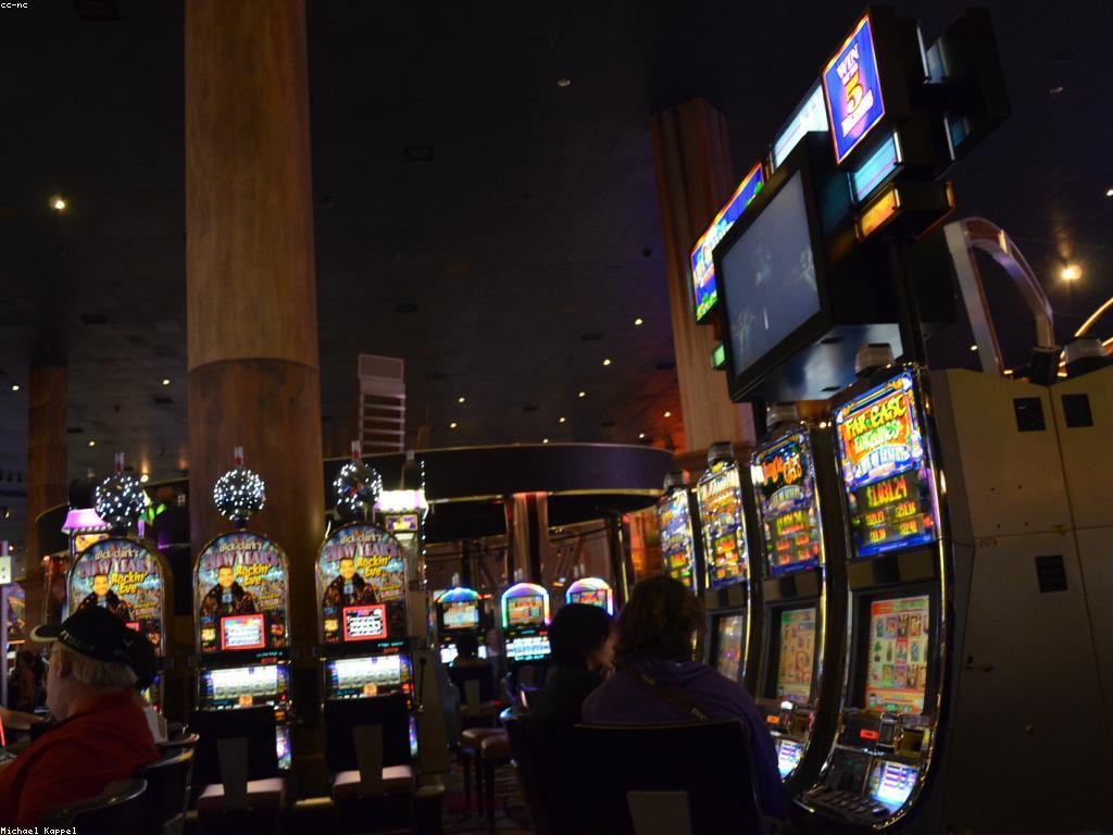 ទីកន្លែងលក់ផ្លែឈើស្លត និងការលេងកាសីណូ